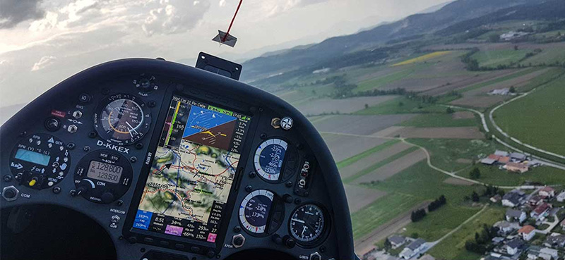 写真4　GPS計器を装備したグライダーコクピット（https://gliding.lxnav.com）