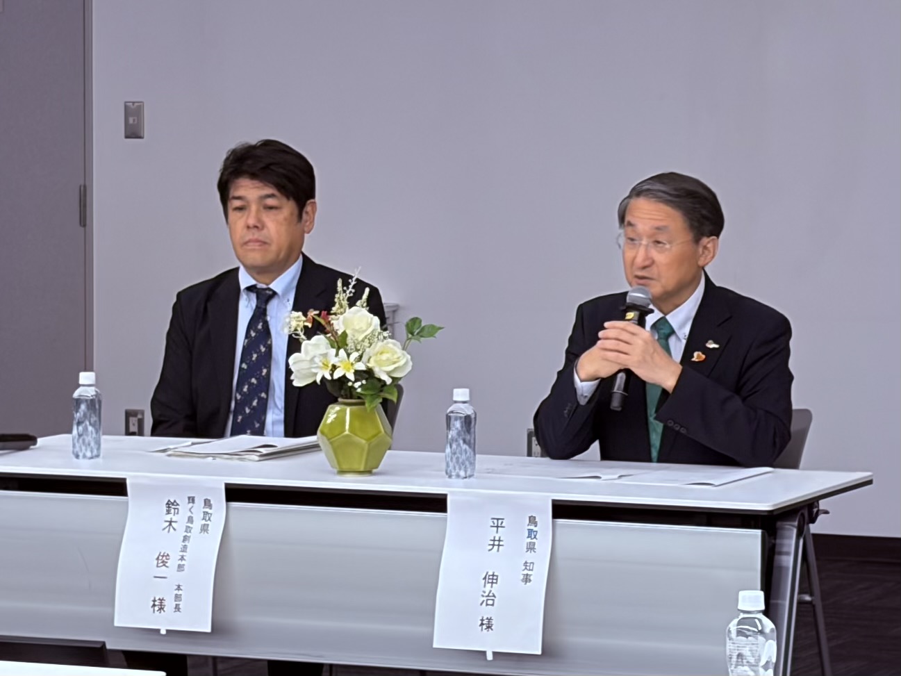 令和８年度　全国地域航空システム推進協議会　通常総会  の様子　（令和８年６月３日）　　　　　　　　　　　　　　　　　　　　　　　　　　　　　　　　　　　　　　　　　　　　　　　　　　　　左：鳥取県　輝く鳥取創造本部 鈴木俊一 本部長　　右：全国地域航空システム推進協議会 会長 平井伸治 鳥取県知事
